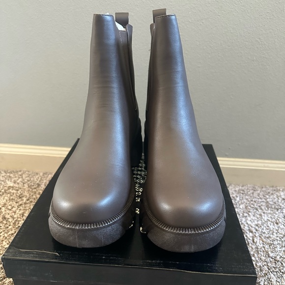 New brown Chelsea boots - Picture 9 of 9